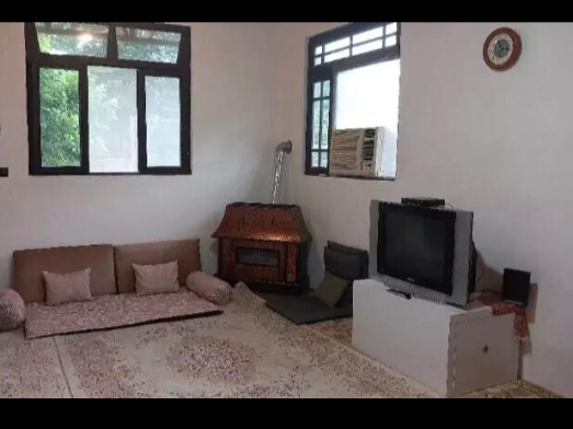 پذیرایی و نشیمن ویلای دربست جنگلی و کوهپایه ای لب رودخانه ی جاده ماسوله