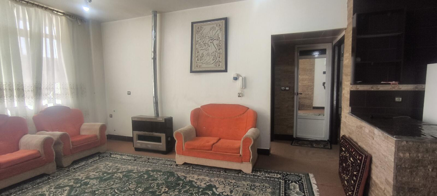 اتاق پذیرایی آپارتمان خانه دوخوابه حیاط دار سامان