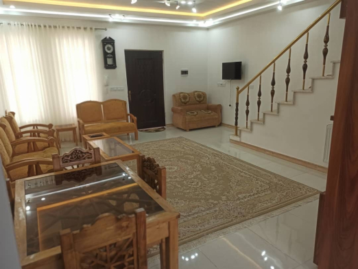 اتاق پذیرایی ویلای نوساز دربست در کنار رودخانه و فضای جنگلی