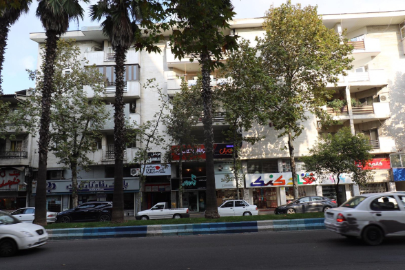 نمای بیرون از سمت خیابان نمای بیرون از سمت خیابان