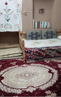 اتاق پذیرایی اقامتگاه بومگردی "راگه" اتاق های پونه، لحاف کرسی و کرمانی