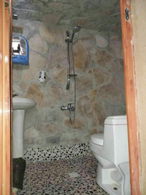 سرویس بهداشتی و حمام اقامتگاه بومگردی خانه آس دهمورد "اتاق 1"