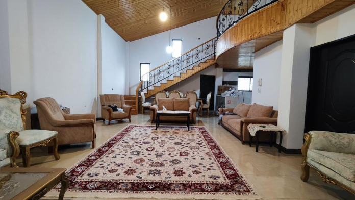 اتاق پذیرایی ویلای سه خوابه در چمستان