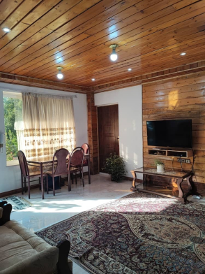 اتاق پذیرایی ویلای دوخواب روبه جنگل و رود جوارم سوادکوه
