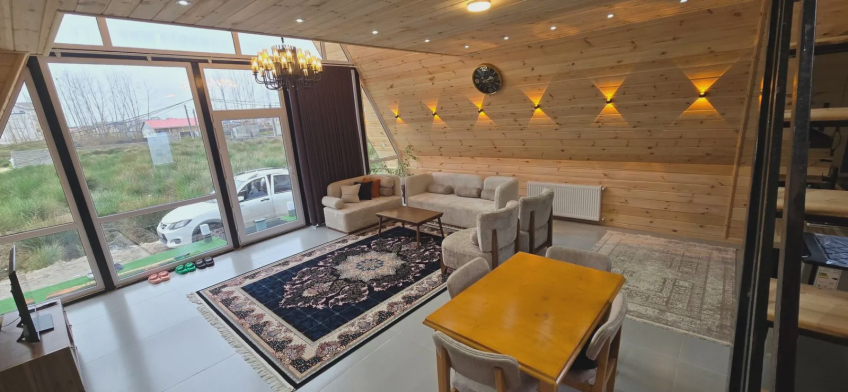 کلبه سوئدی لیا نزدیک به دریا