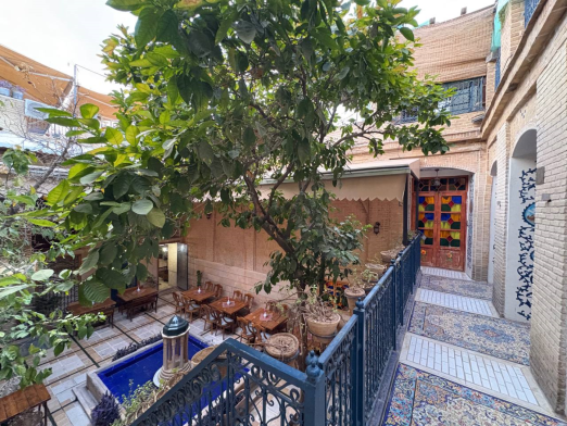 اقامتگاه سنتی راد شیراز فضای محوطه اقامتگاه سنتی راد شیراز فضای محوطه