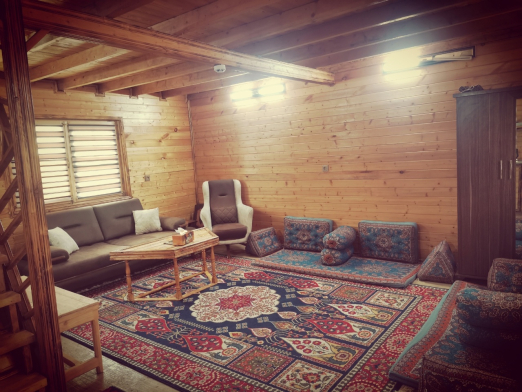 اتاق پذیرایی همکف کلبه چوبی تریپلکس در سواد کوه