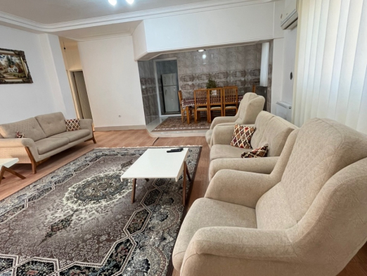 حال پذیرای ویلا روستایی با ویو جنگل