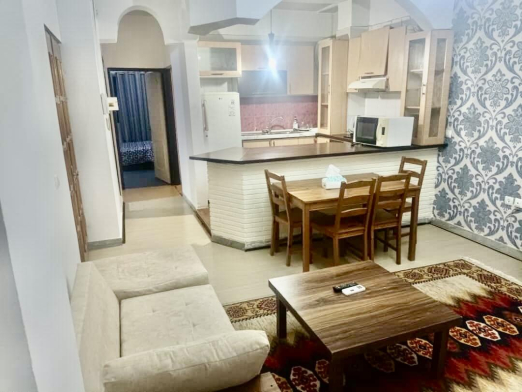 اتاق پذیرایی و آشپزخانه