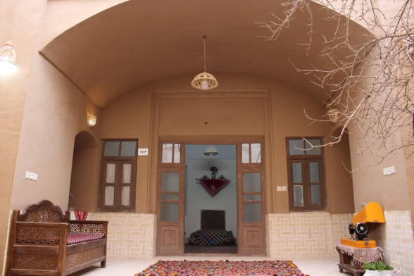حیاط اقامتگاه سنتی حاج جلیل "اتاق ارکیده"
