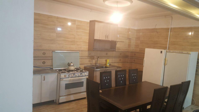 آشپزخانه واحد مبله دو خوابه در همدان