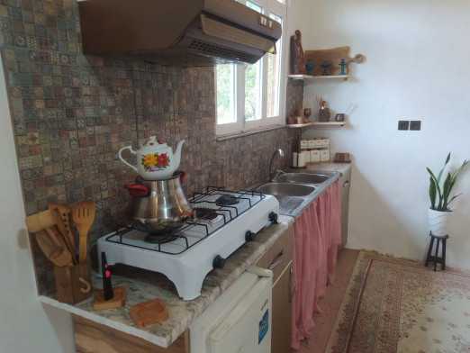 آشپزخانه ویلای دربست جنگلی و کوهپایه ای لب رودخانه ی جاده ماسوله