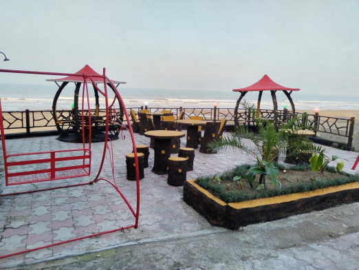 حیاط مجموعه