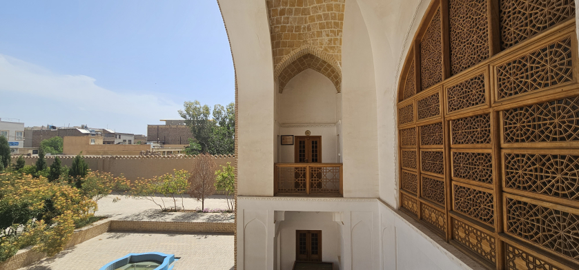 مجتمع گردشگری عمارت حاکم ساوه فضای محوطه مجتمع گردشگری عمارت حاکم ساوه اتاق چهار تخته مینا