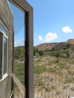 چشم انداز اتاق پذیرایی واحد مبله تک خواب با امکانات رفاهی کامل