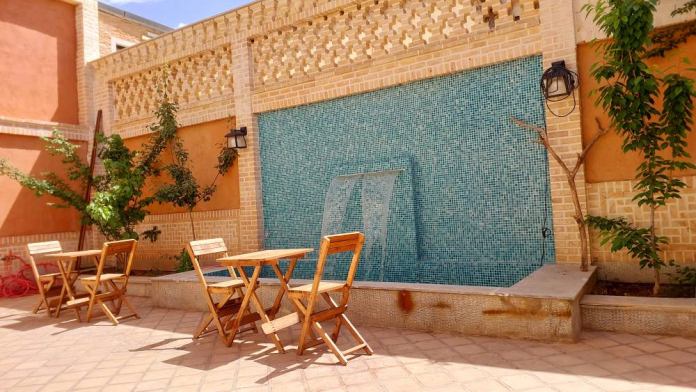اقامتگاه بومگردی گلابدون قمصر اتاق گلاب