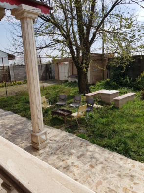 میز سنگی در حیاط
