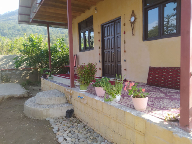 نمای بیرونی ساختمان ویلای دربست جنگلی و کوهپایه ای لب رودخانه ی جاده ماسوله