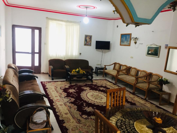 اتاق پذیرایی ویلا تک خواب با دسترسی نزدیک به دریا و قیمت مناسب