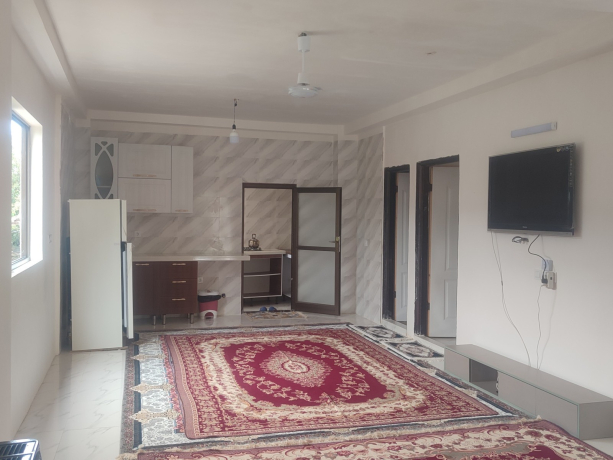 اتاق پذیرایی ویلای دوخوابه با منظره جنگل