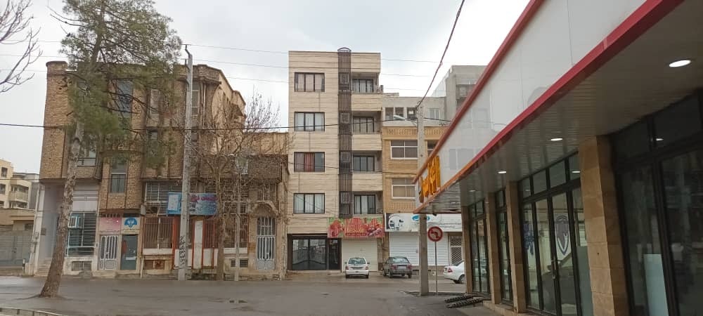 نمای ساختمان آپارتمان "خانه مسافر سفیر" در ایلام