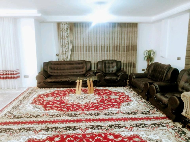اتاق پذیرایی واحد مبله دو خوابه در همدان