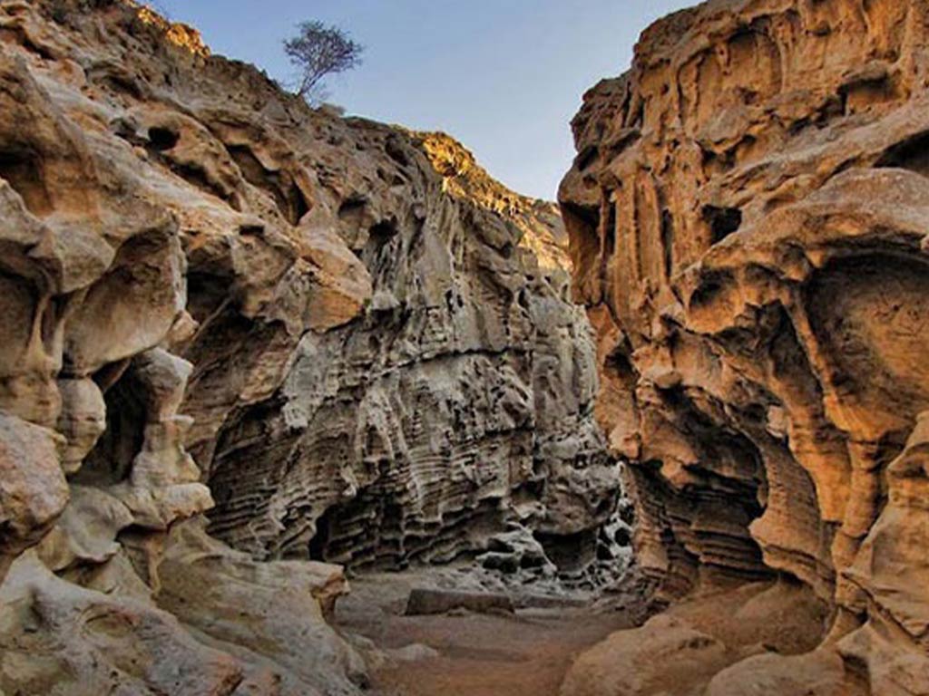 تنگه چاهکوه درهای سنگی اما زیبا