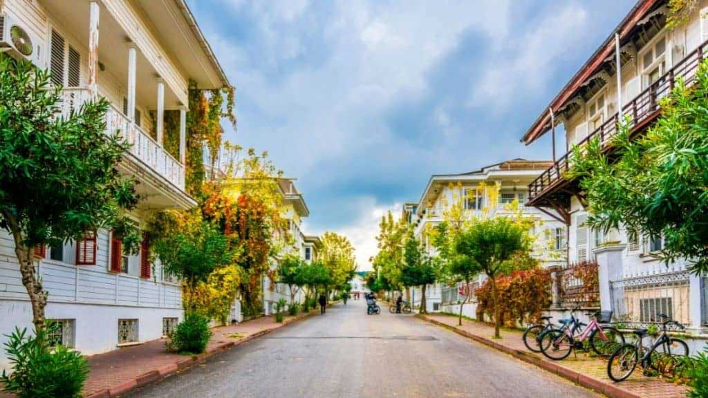 بهترین زمان برای بازدید از بیوک آدا: تابستان یا بهار؟