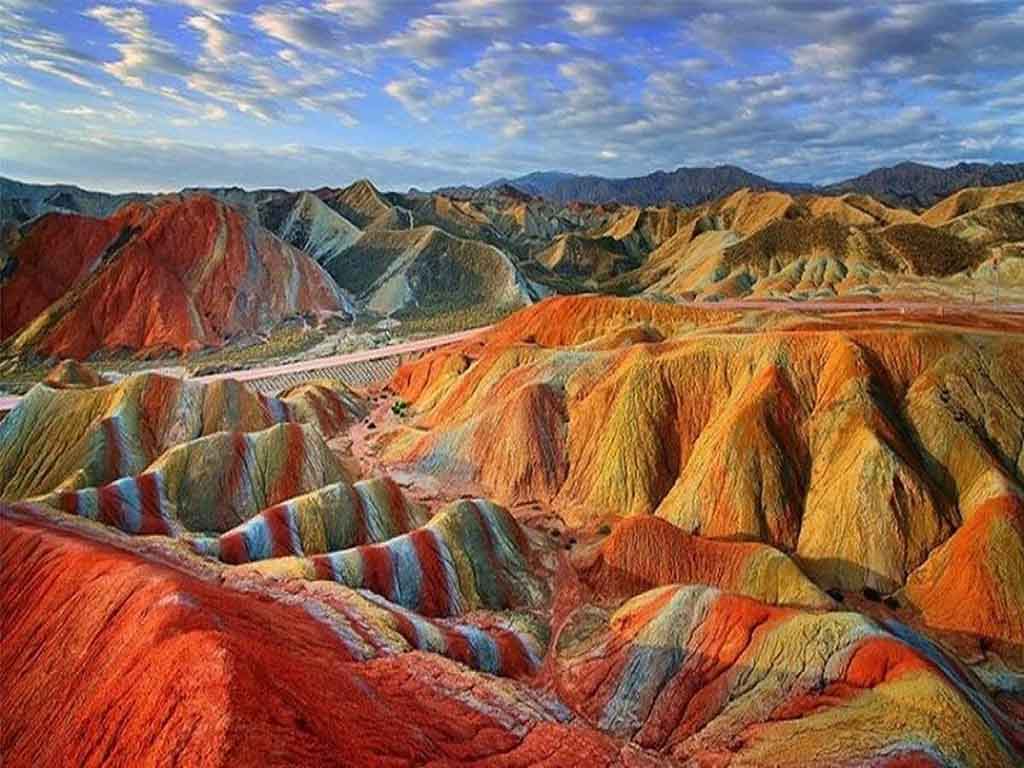 جاهای دیدنی جزیره هرمز؛ از ساحل سرخ تا دره رنگین کمان