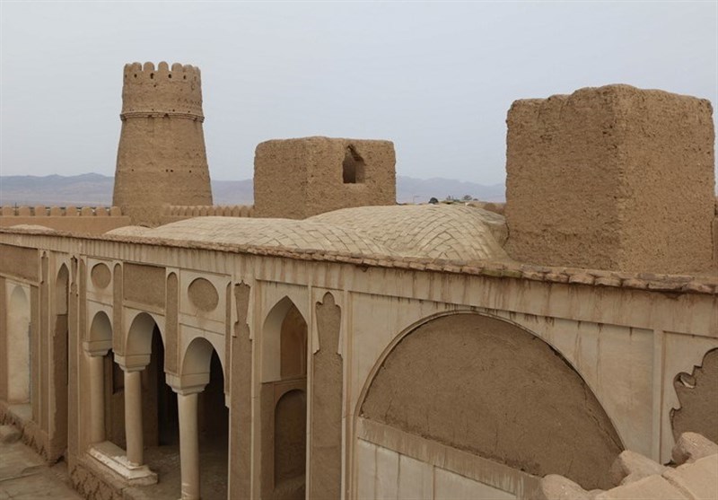دایناسور وارد می‌شود