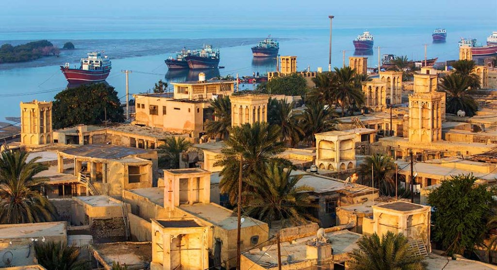 بهترین زمان سفر به بندرعباس، قدم‌زنان تا ساحل نیلگون دریا