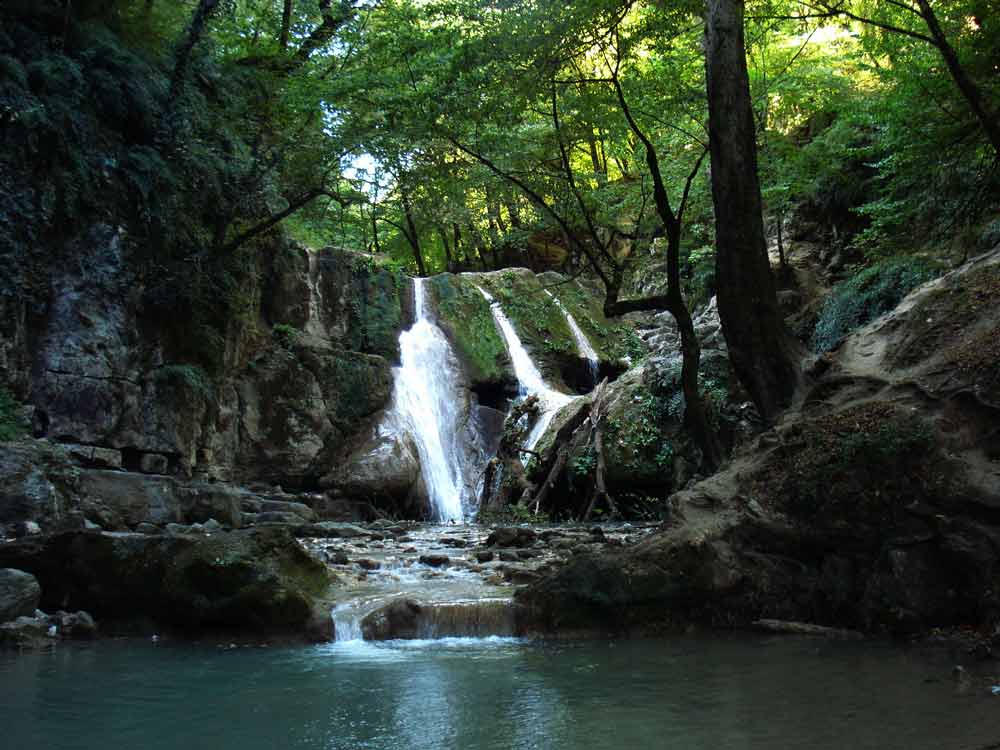 آبشار کوچک نزدیک لاتون آبشار کوچک نزدیک لاتون