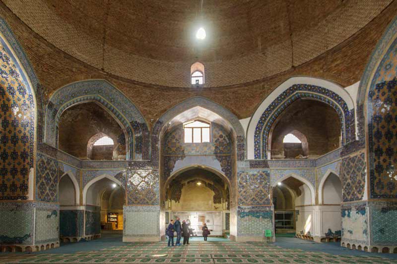 محوطه داخلی مسجد کبود 