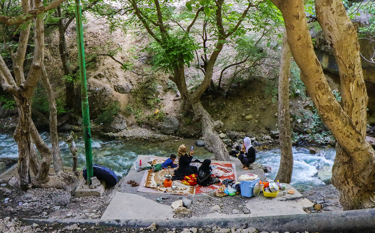 پیک نیک در کنار آبشار آب سفید