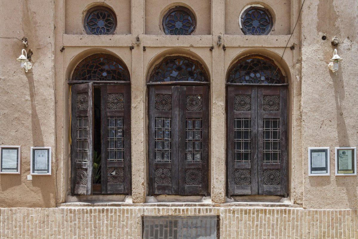در و پنجره خانه لاری ها در محله فهادان در و پنجره خانه لاری ها در محله فهادان