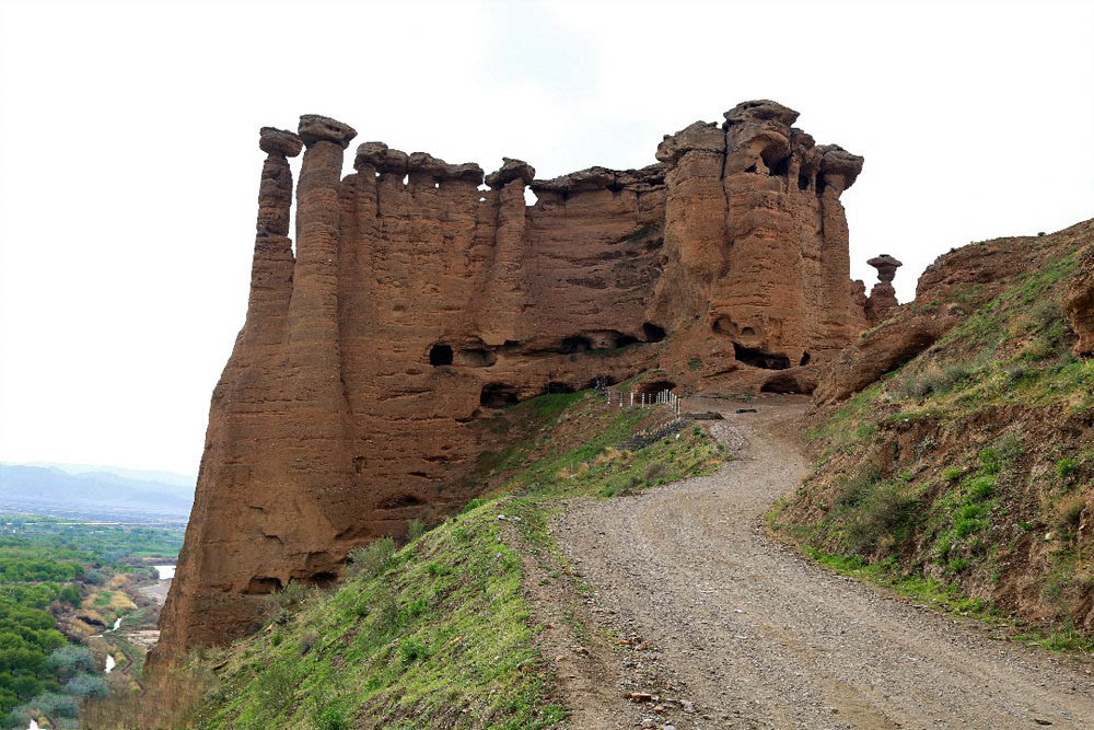 سفر به دودکش جن ماهنشان؛ جاذبه عجیب‌وغریب زنجان