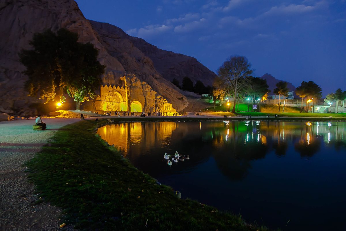 طاق بستان در شب طاق بستان در شب
