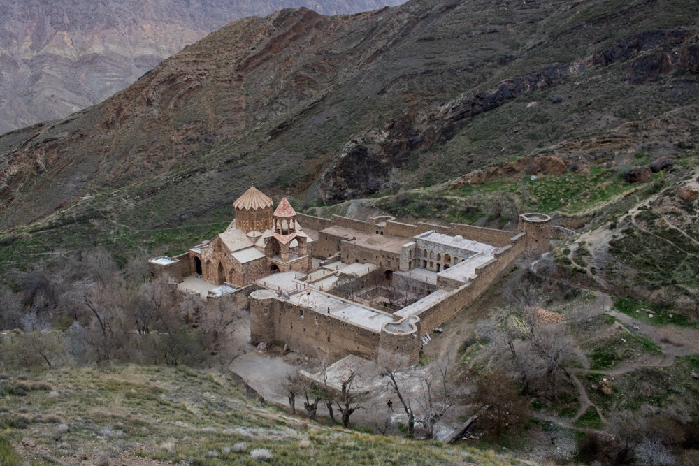 محوطه ای از خارج کلیسای جلفا محوطه ای از خارج کلیسای جلفا