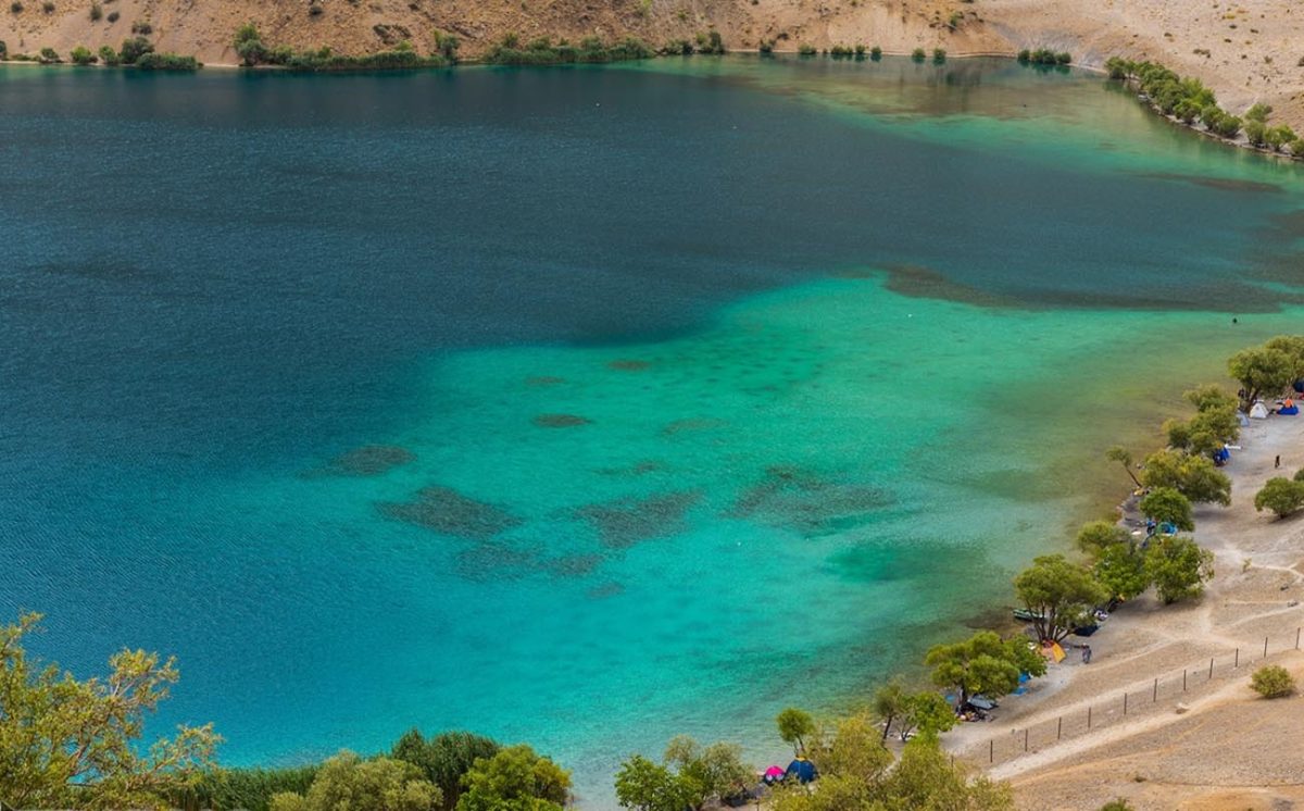 نمای نزدیک دریاچه