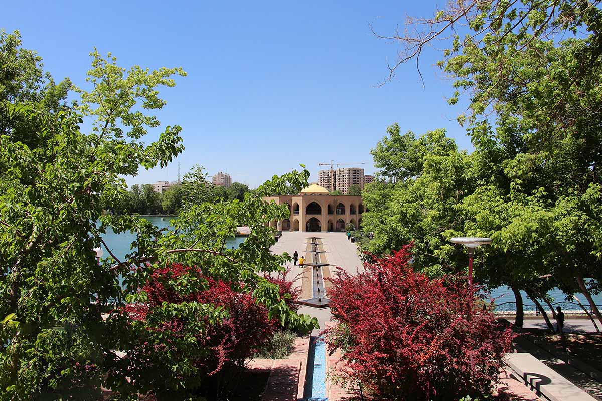 نمایی از پیاده راه وسط دریاچه نمایی از پیاده راه وسط دریاچه