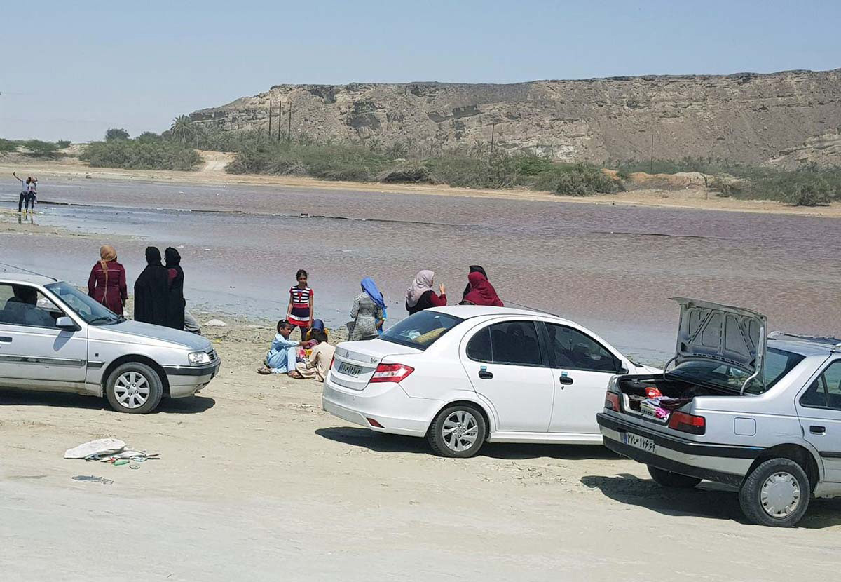 گردشگران در کنار ساحل لی پار